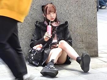 [youJizz]【素人】眠いしずっと立ってられないwwお金欲しいパイパン地雷系ぴえん女子がロリまんでパンツずらしバイブつかいオナニーする